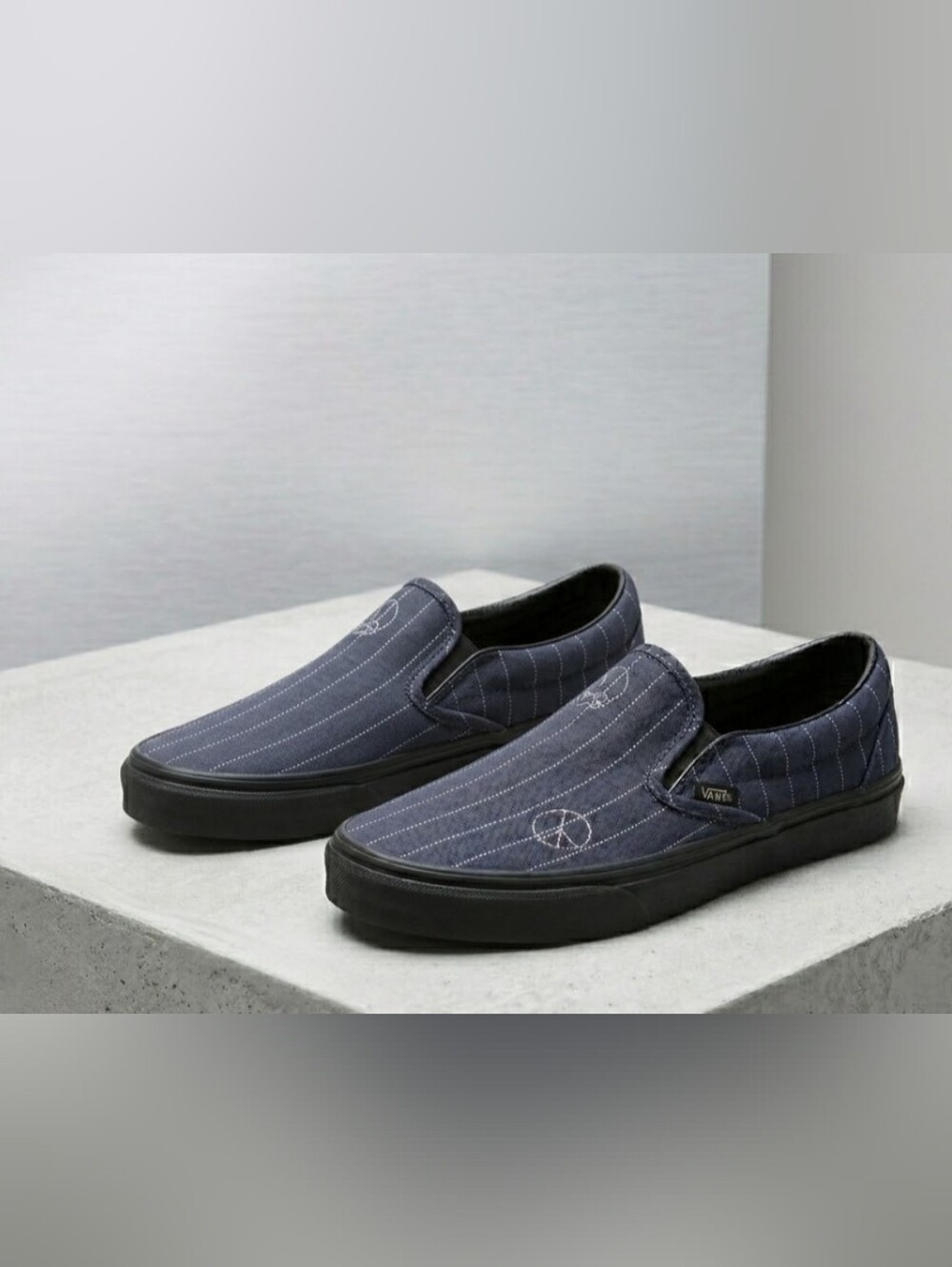 NEW! Vans Womens Classic Slip-On Navy Black Sole embroidered graphics Sz 8.5 NWT